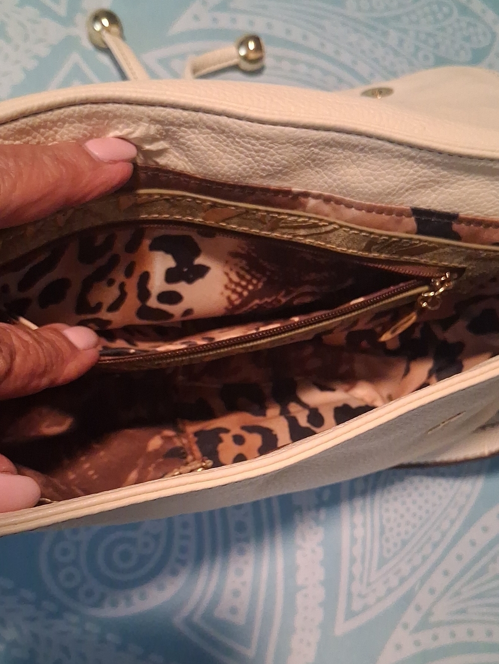 Sharif Cream Leather Crossbody Handbag with Embossed Logo - Picture 3 of 8